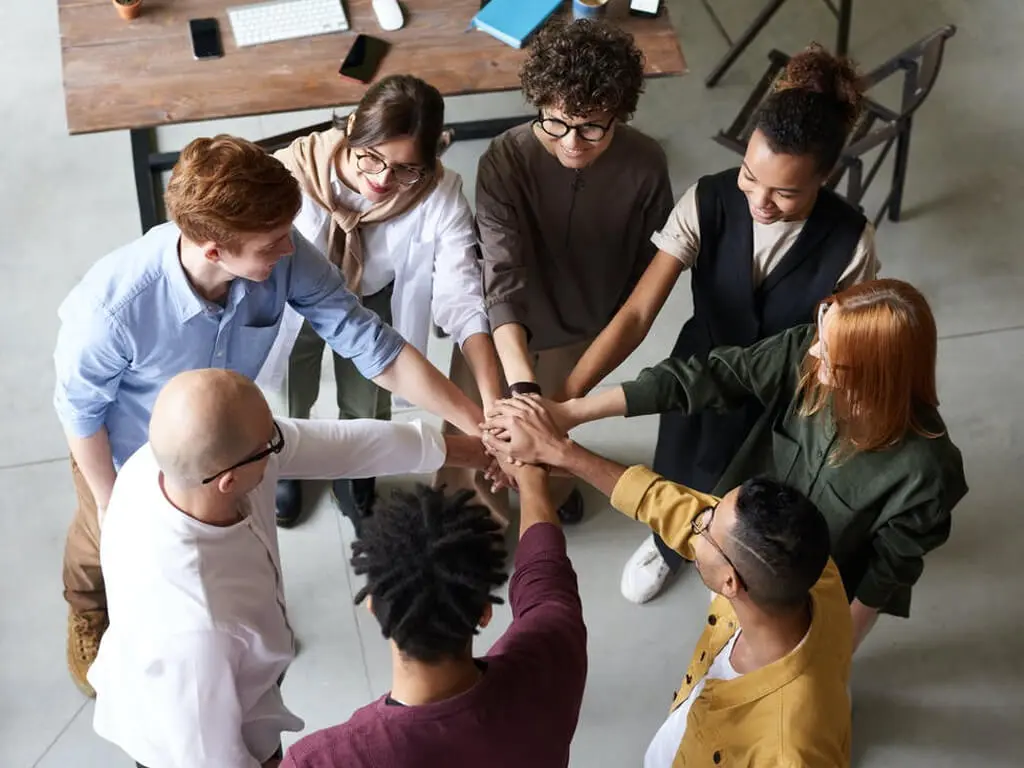 Equipo de Canavati Seguros trabajando con clientes en Gran Plaza Mérida
