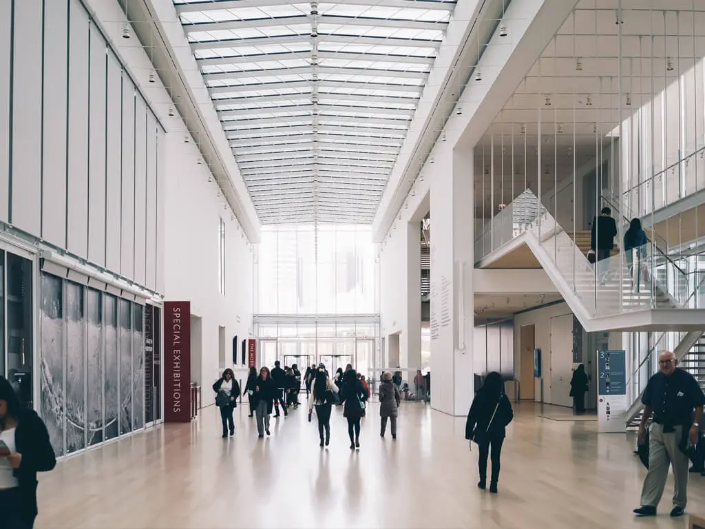 Marco Canavati asesorando cliente sobre seguros de vida en oficina Mérida